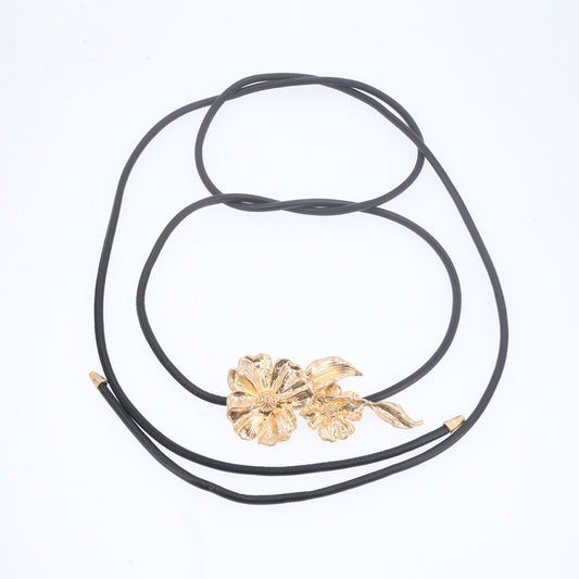 Cinto Fino Ajustável com Ponteira e Fivela Flor Metalizada Preto