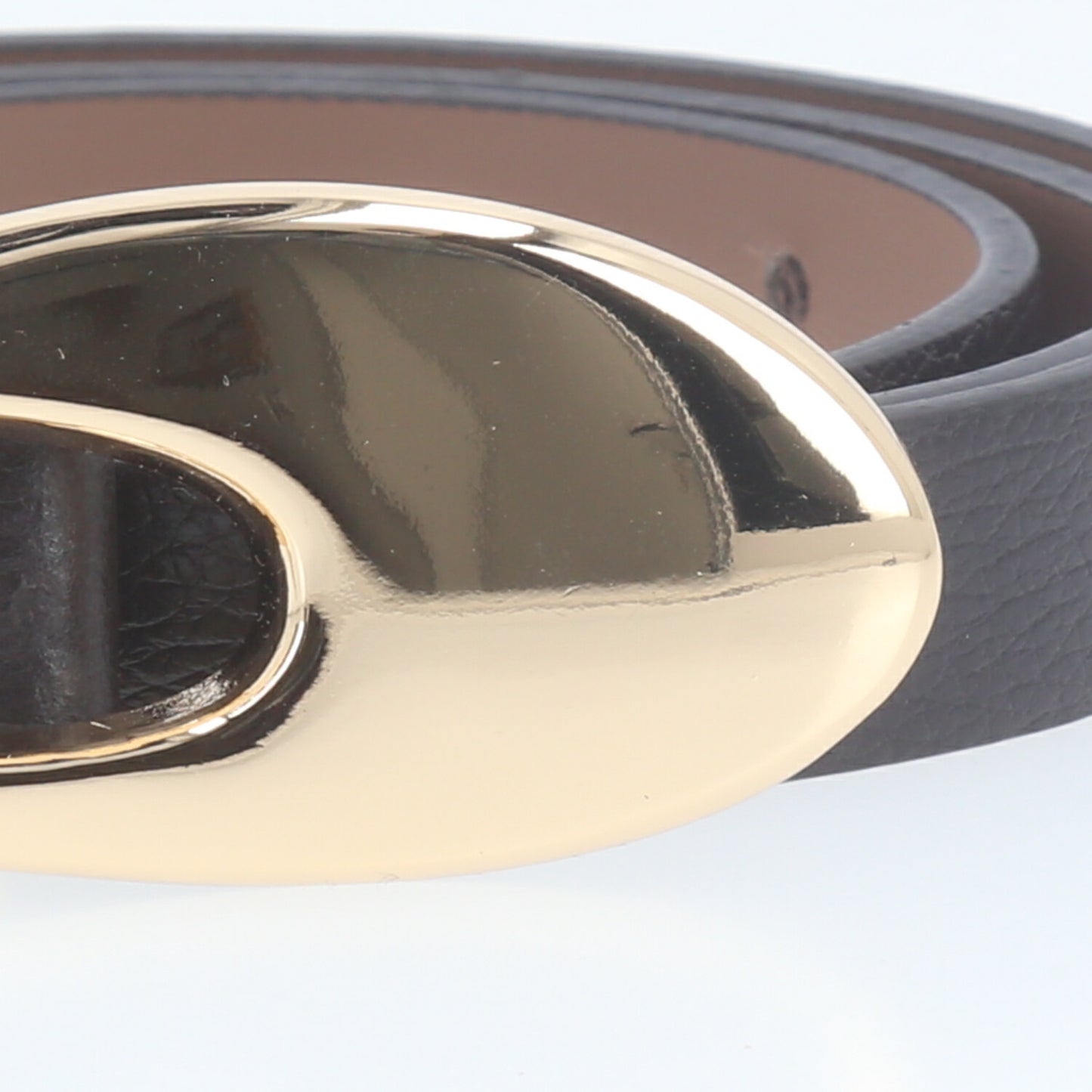 Cinto de Couro com Fivela Curva Metalizada Marrom escuro