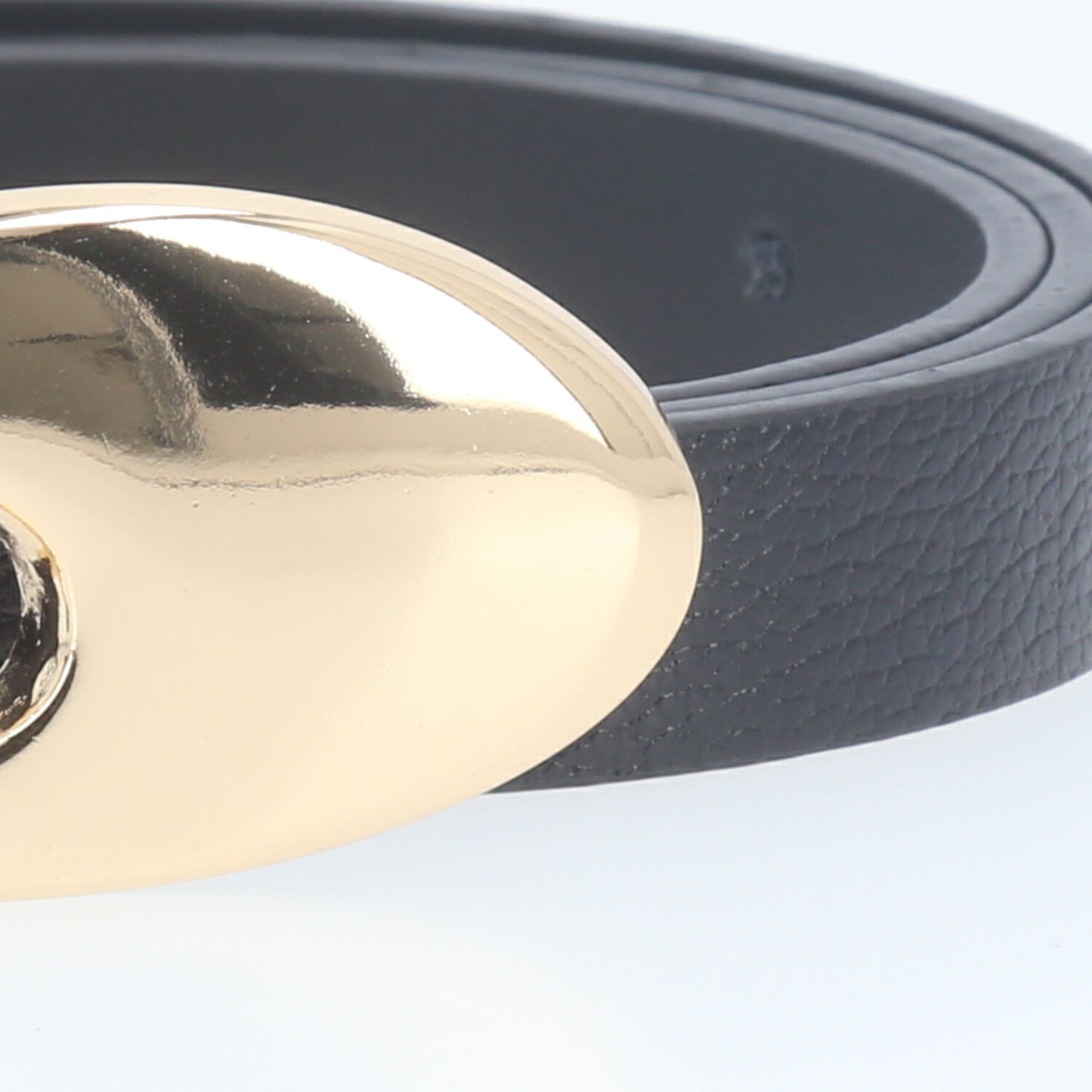 Cinto de Couro com Fivela Curva Metalizada Preto
