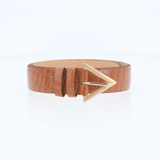 Cinto em Couro Croco com Fivela Triangular Metalizada Caramelo