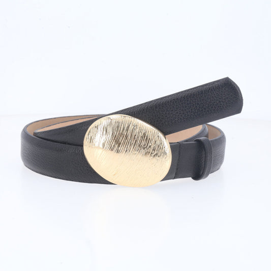 Cinto em Couro com Fivela Oval Metálica Preto