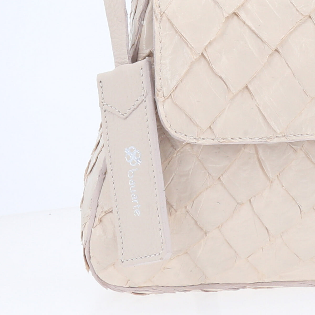 Bolsa Shoulder em Couro de Pirarucu com Alça Fixa Marfim