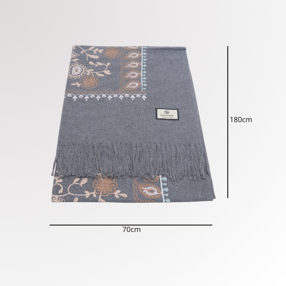 Cachecol com Estampa de Paisley Floral e Acabamento em Franjas Cinza