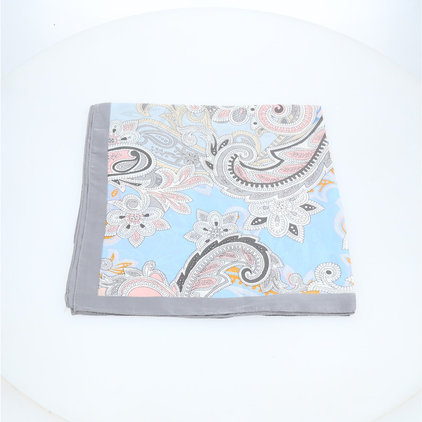 Lenço de Cetim com Estampa de Paisley em Tons Pastéis Cinza