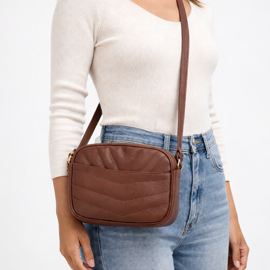 Bolsa Feminina de Couro Tiracolo – Pequena com Textura Matelassê Marrom