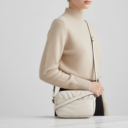 Bolsa transversal creme em uso