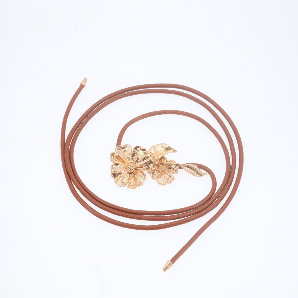 Cinto Fino Ajustável com Ponteira e Fivela Flor Metalizada Caramelo