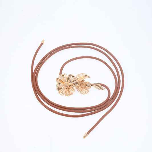 Cinto Fino Ajustável com Ponteira e Fivela Flor Metalizada Caramelo