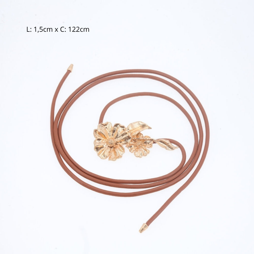Cinto Fino Ajustável com Ponteira e Fivela Flor Metalizada Caramelo