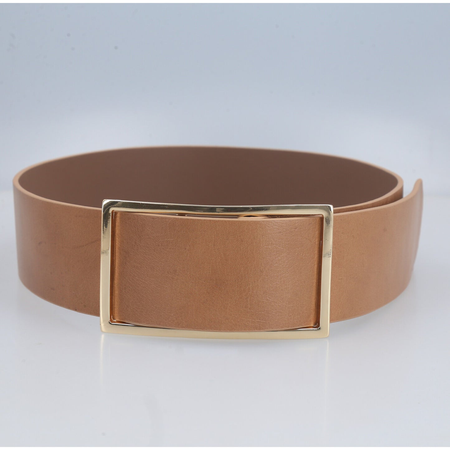 Cinto Feminino em Couro com Fivela Retangular Dourada Bege