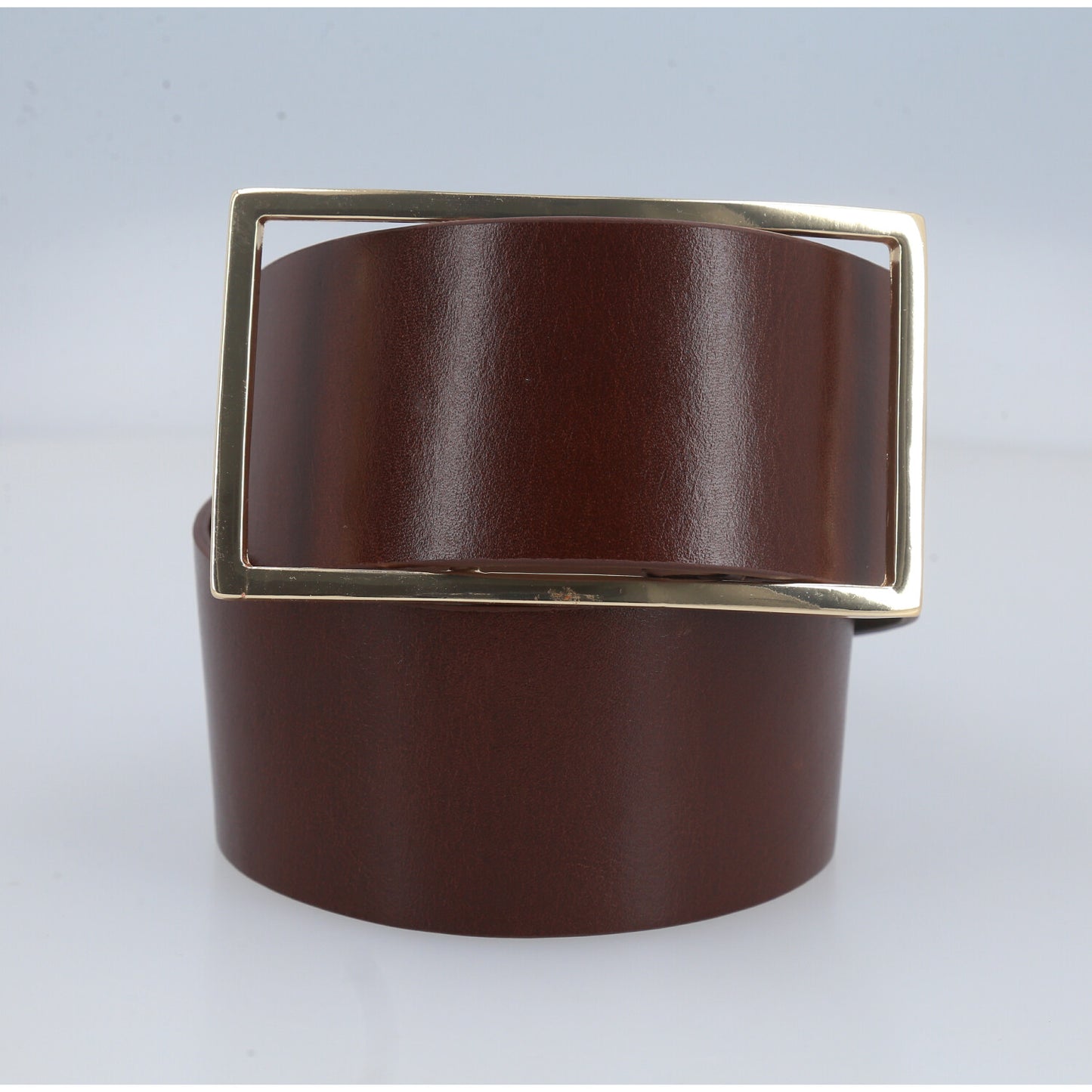 Cinto Feminino em Couro com Fivela Retangular Dourada Marrom