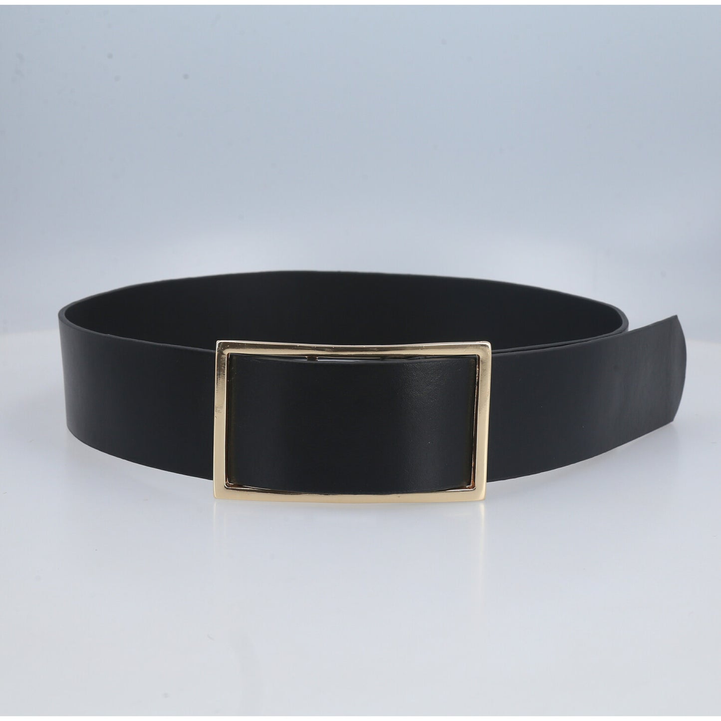 Cinto Feminino em Couro com Fivela Retangular Dourada Preto