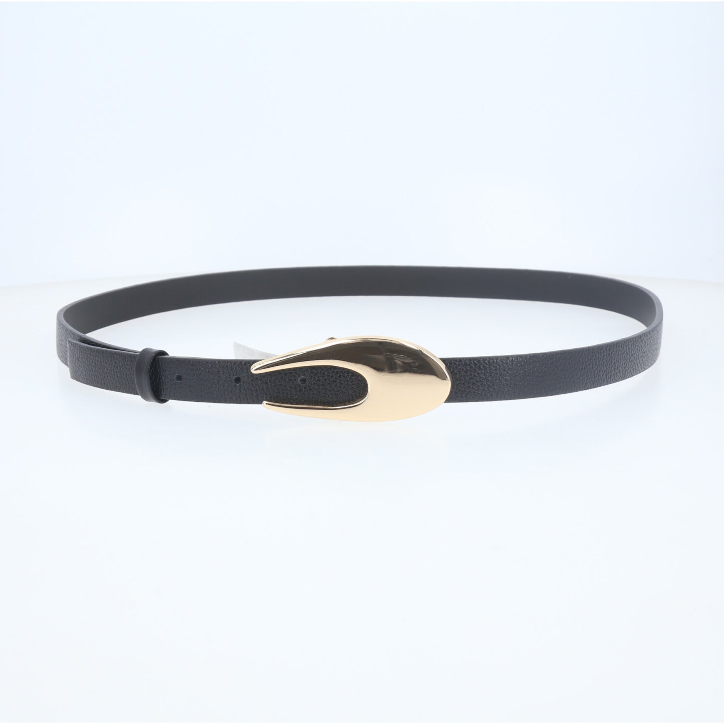 Cinto de Couro com Fivela Curva Metalizada Preto