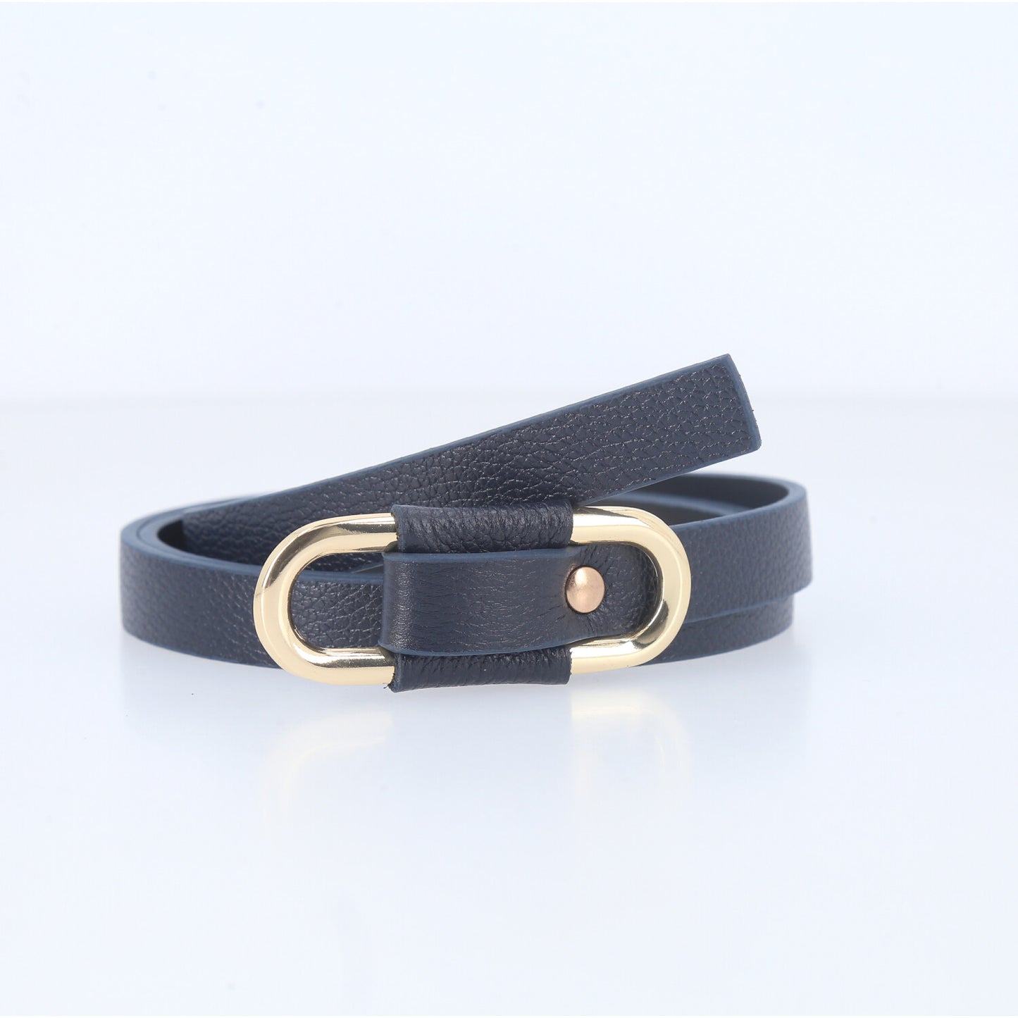 Cinto de Couro com Fivela Oval Metalizada Azul escuro