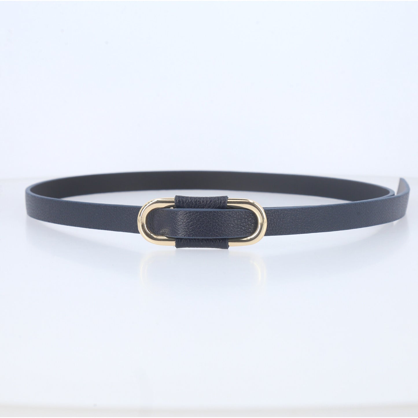 Cinto de Couro com Fivela Oval Metalizada Azul escuro