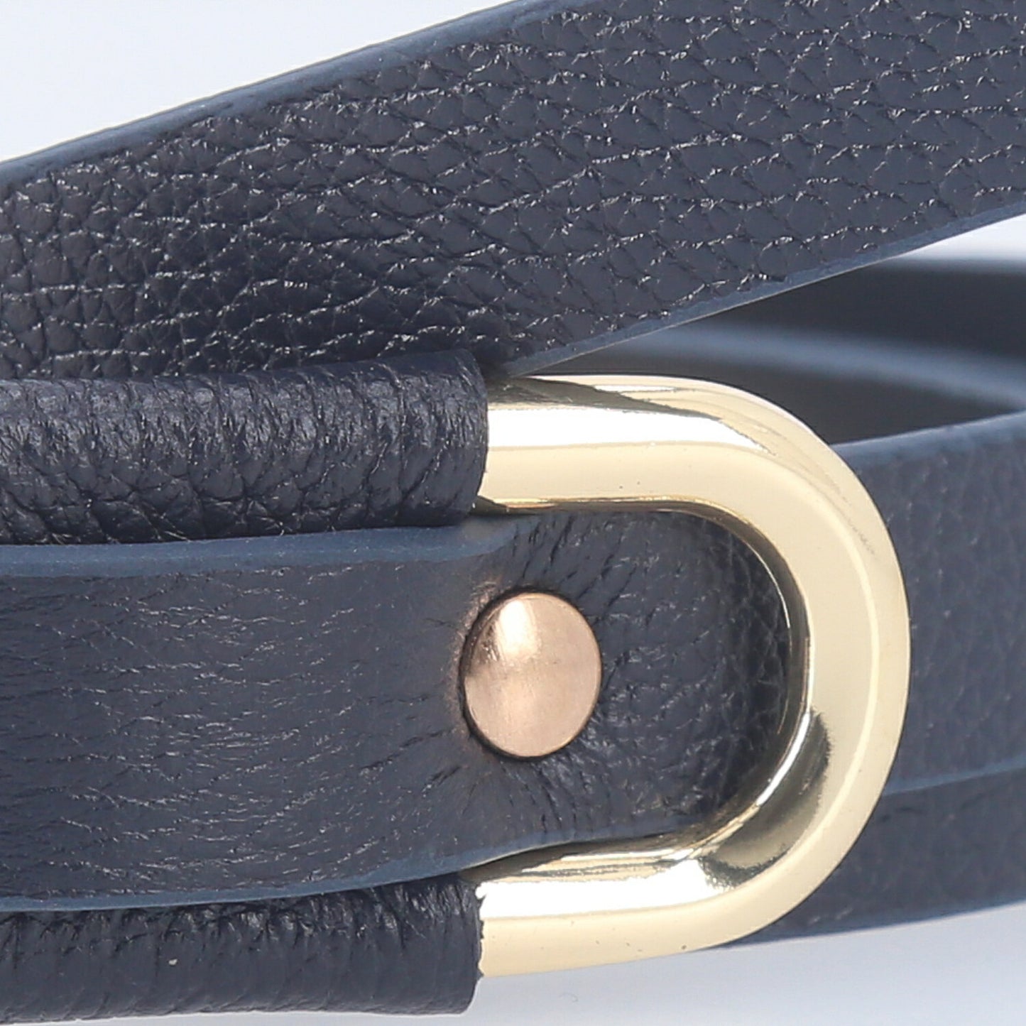 Cinto de Couro com Fivela Oval Metalizada Azul escuro