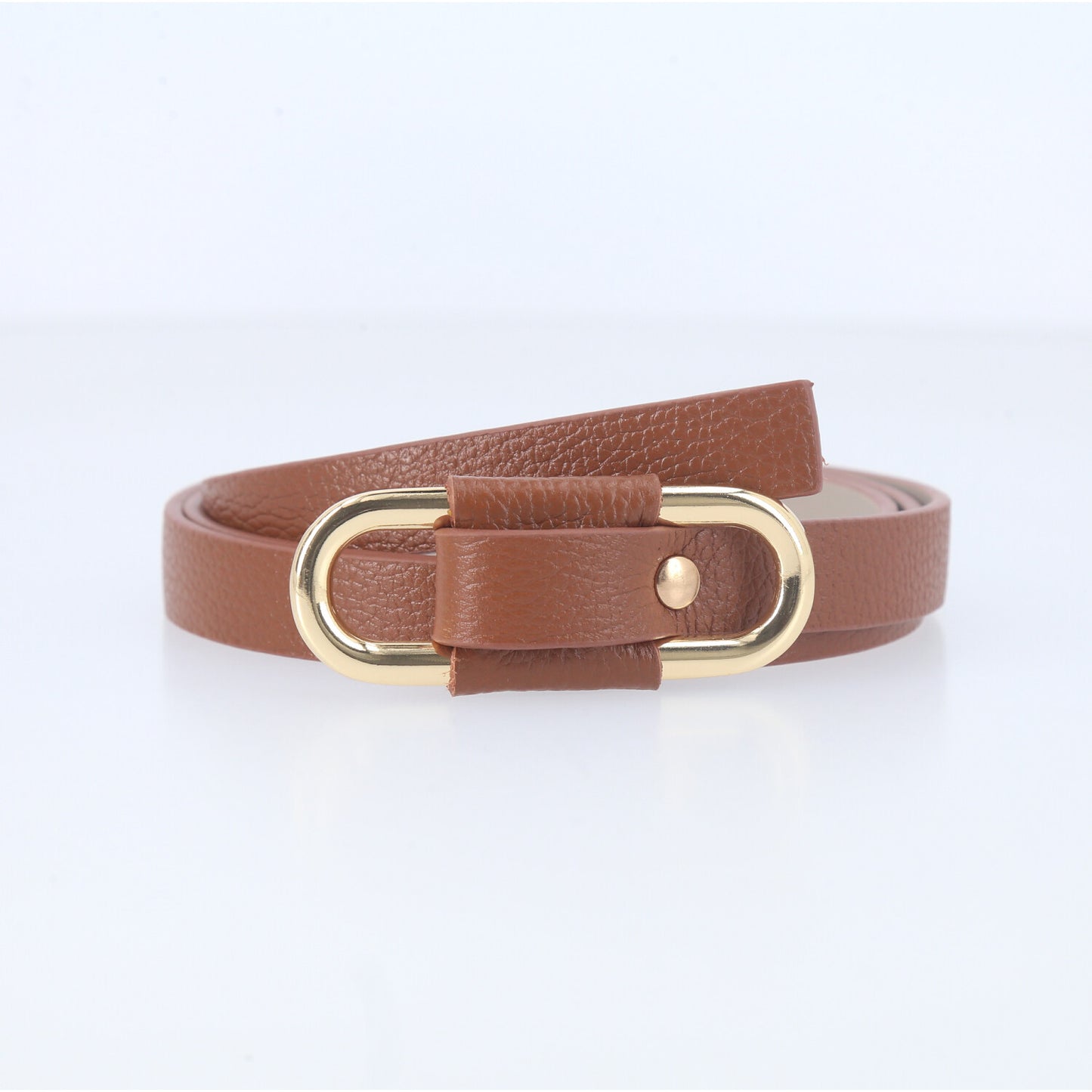 Cinto de Couro com Fivela Oval Metalizada Caramelo