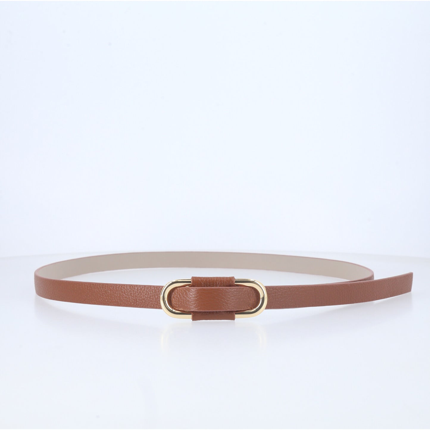 Cinto de Couro com Fivela Oval Metalizada Caramelo