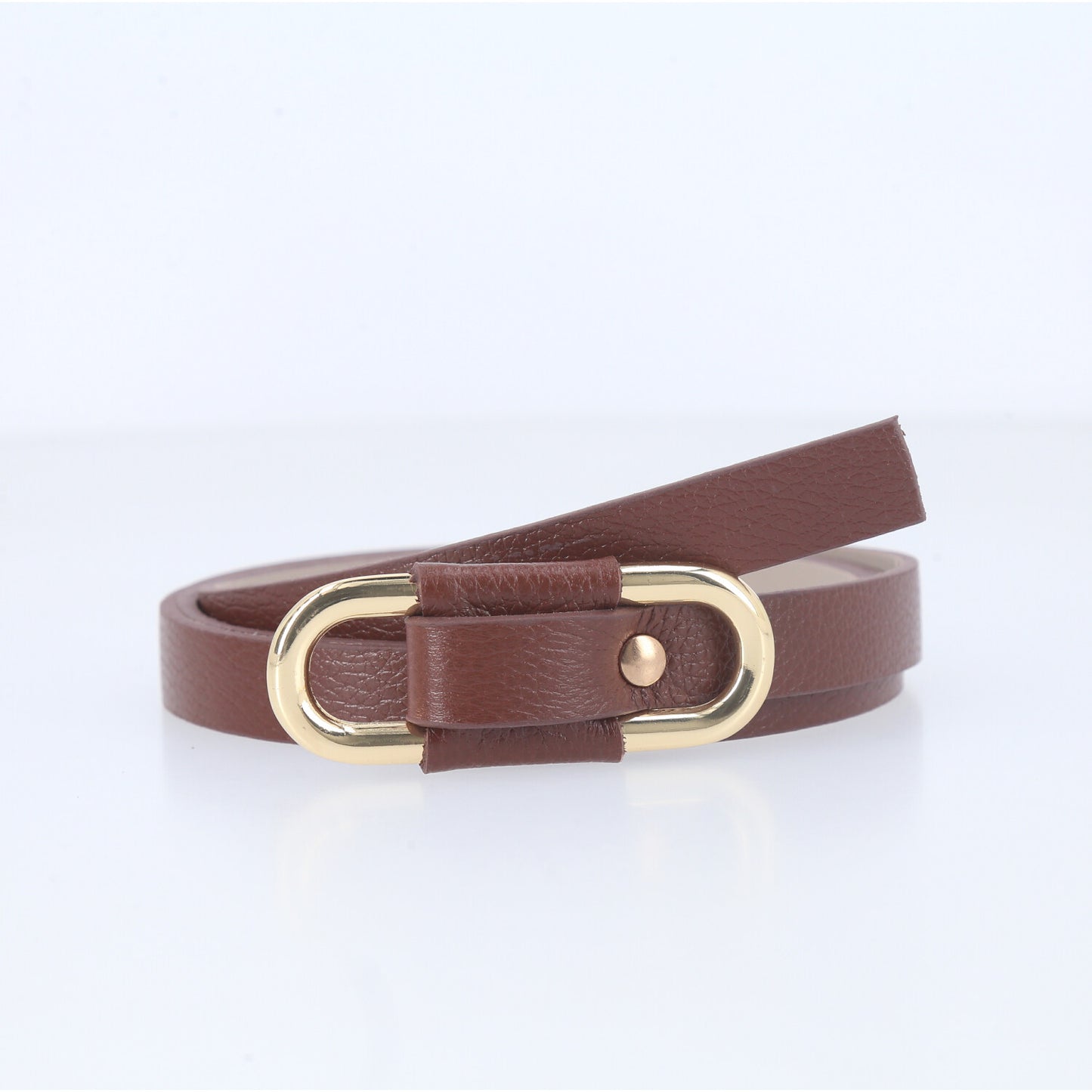Cinto de Couro com Fivela Oval Metalizada Marrom