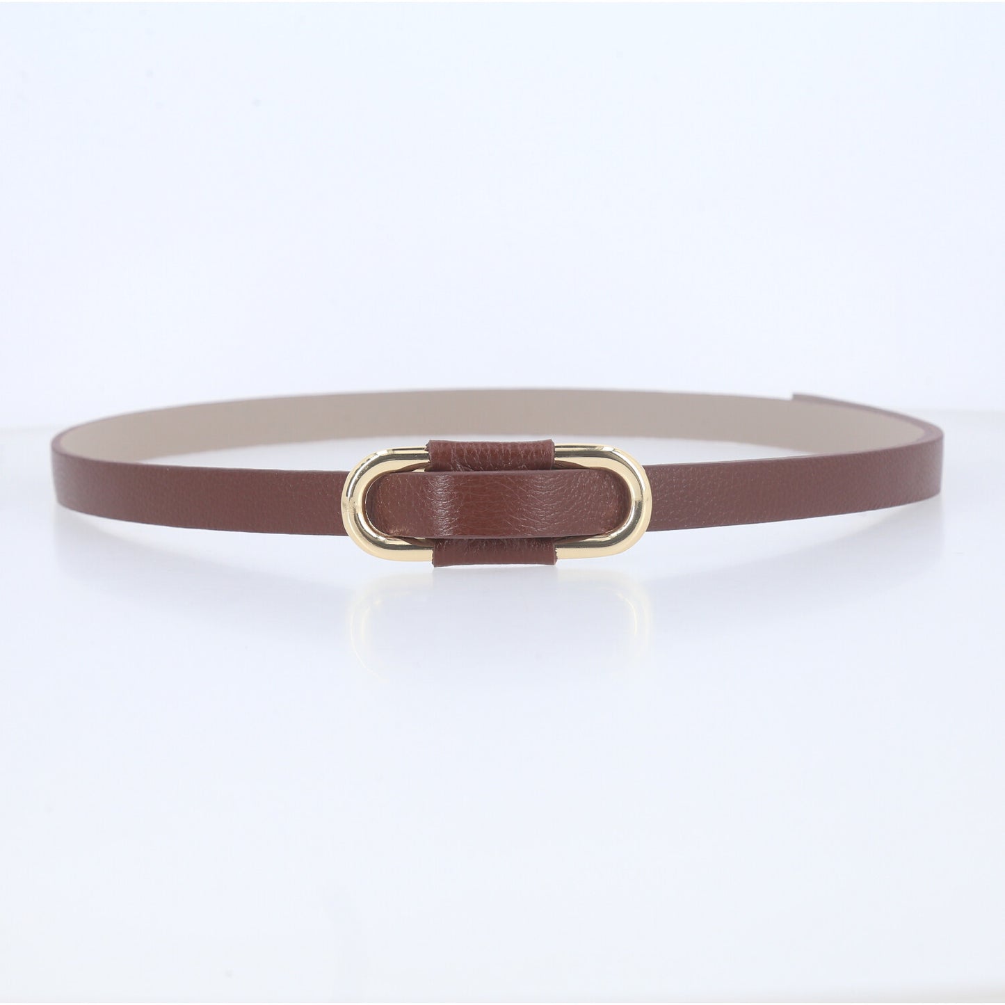 Cinto de Couro com Fivela Oval Metalizada Marrom
