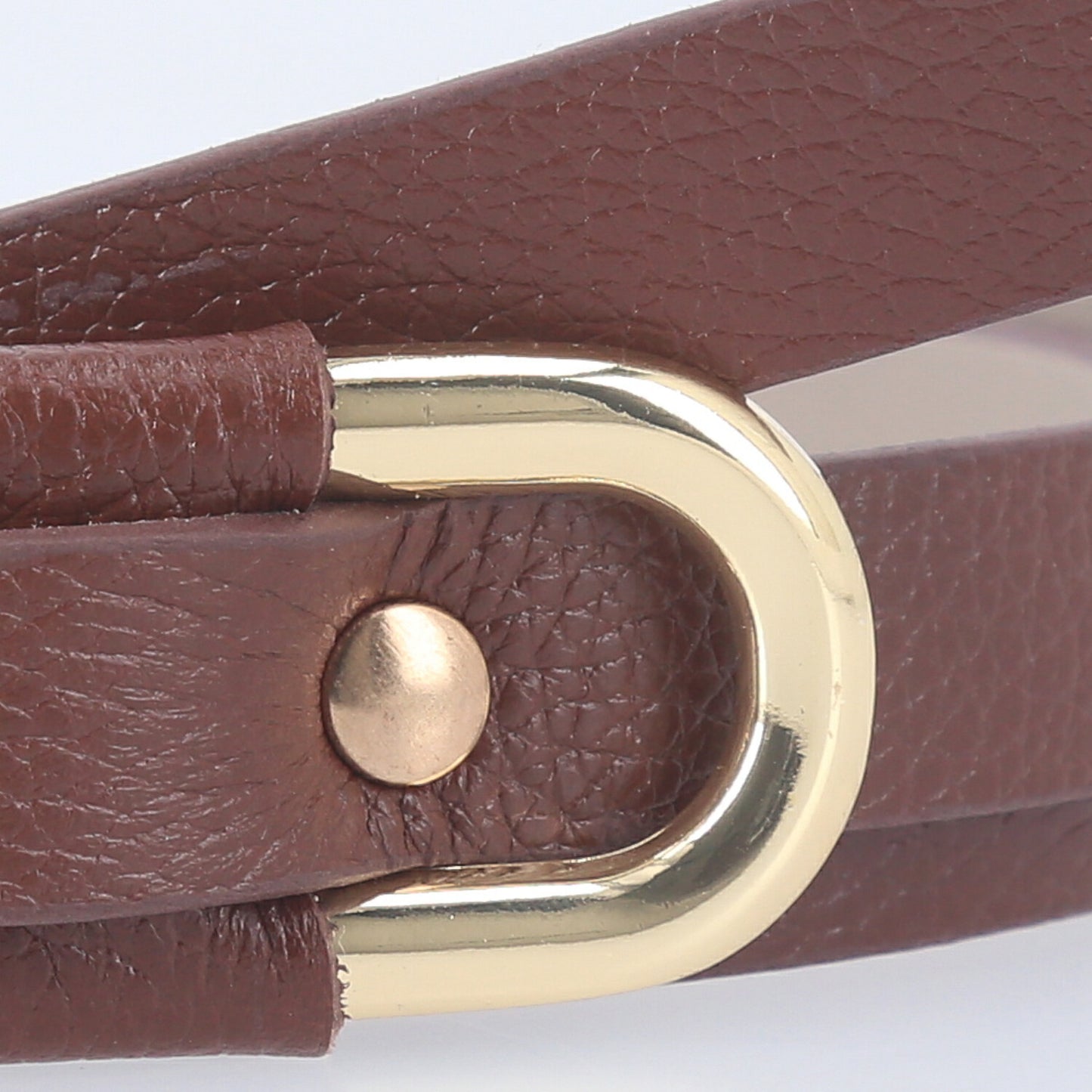 Cinto de Couro com Fivela Oval Metalizada Marrom