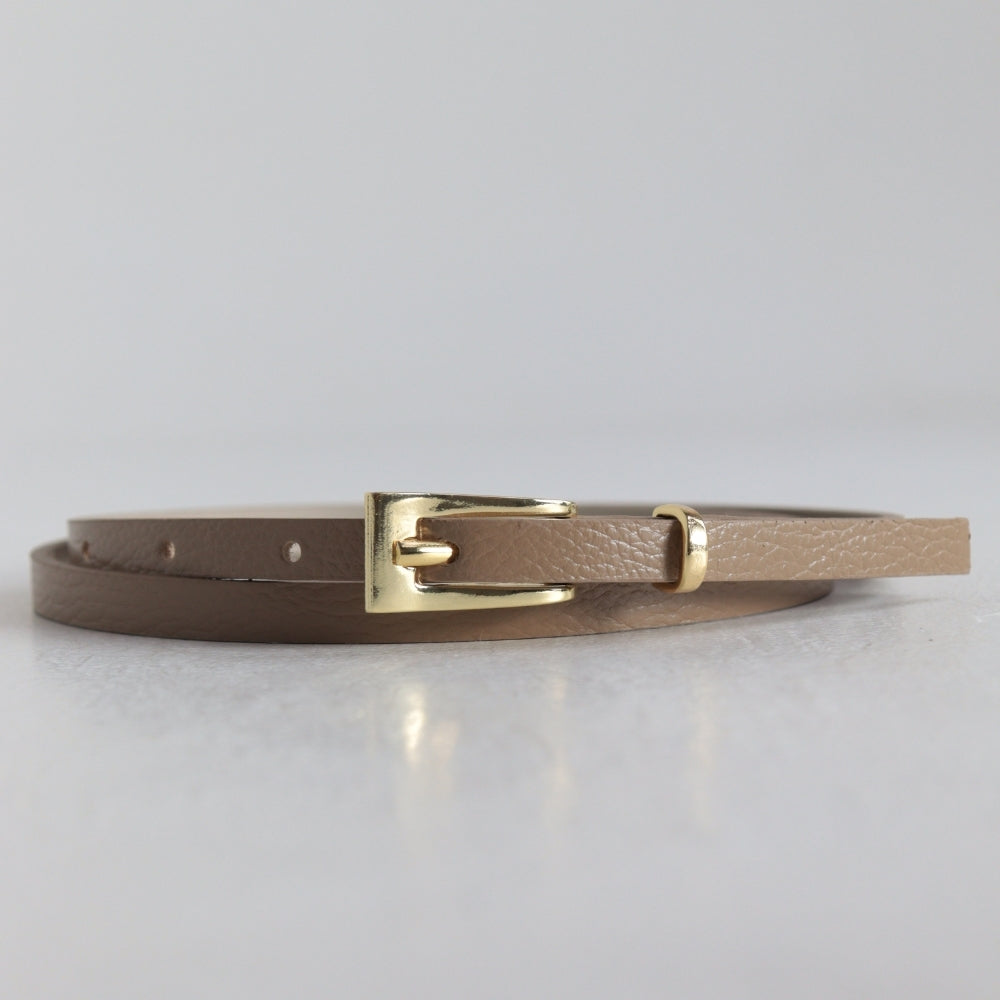 Cinto Feminino de Couro com Fivela Metalizada Dourada Bege