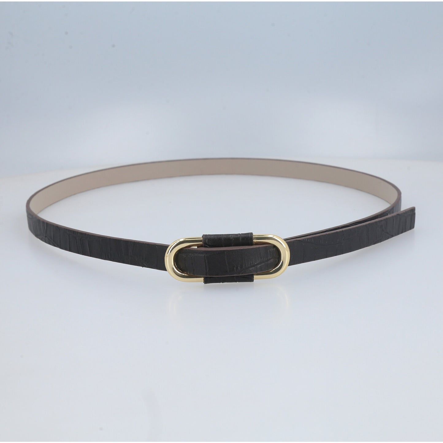 Cinto de Couro Croco com Fivela em Formato Oval Metalizada Marrom escuro