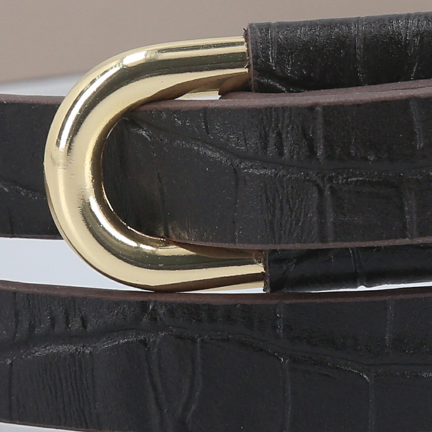 Cinto de Couro Croco com Fivela em Formato Oval Metalizada Marrom escuro