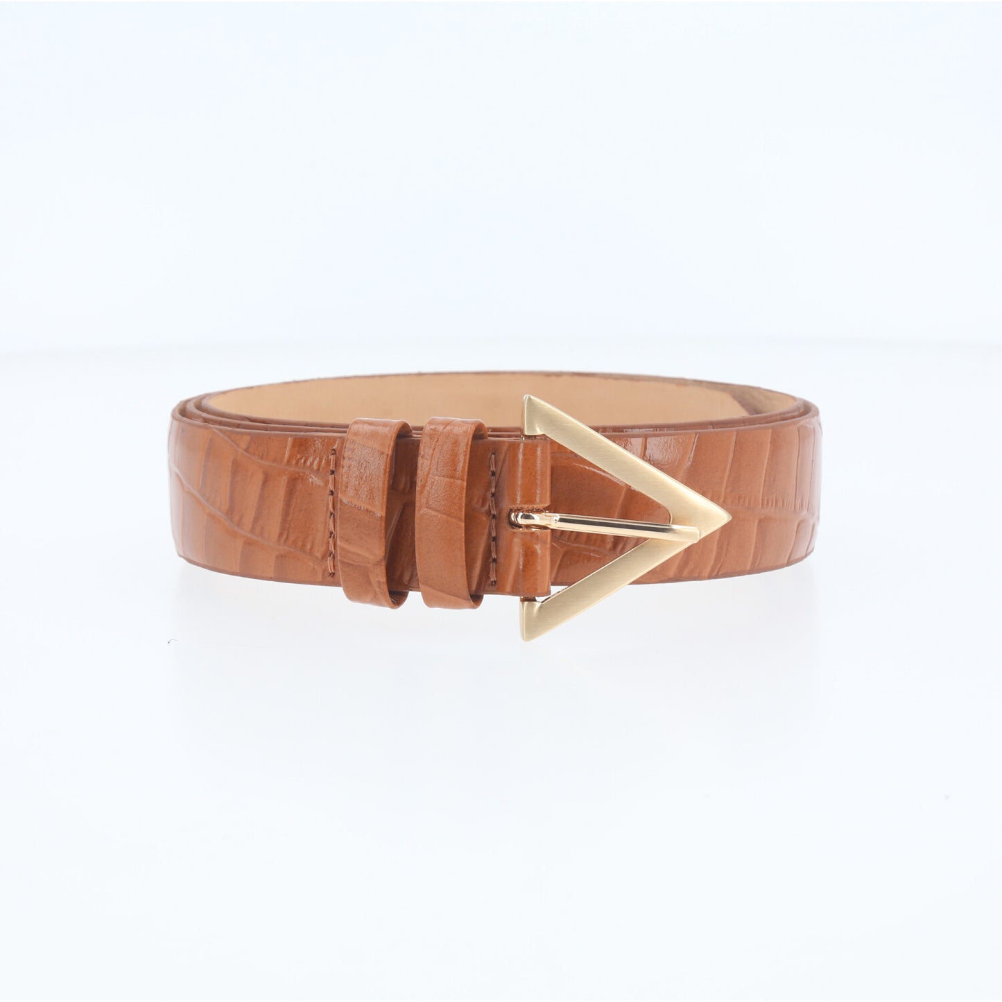 Cinto em Couro Croco com Fivela Triangular Metalizada Caramelo