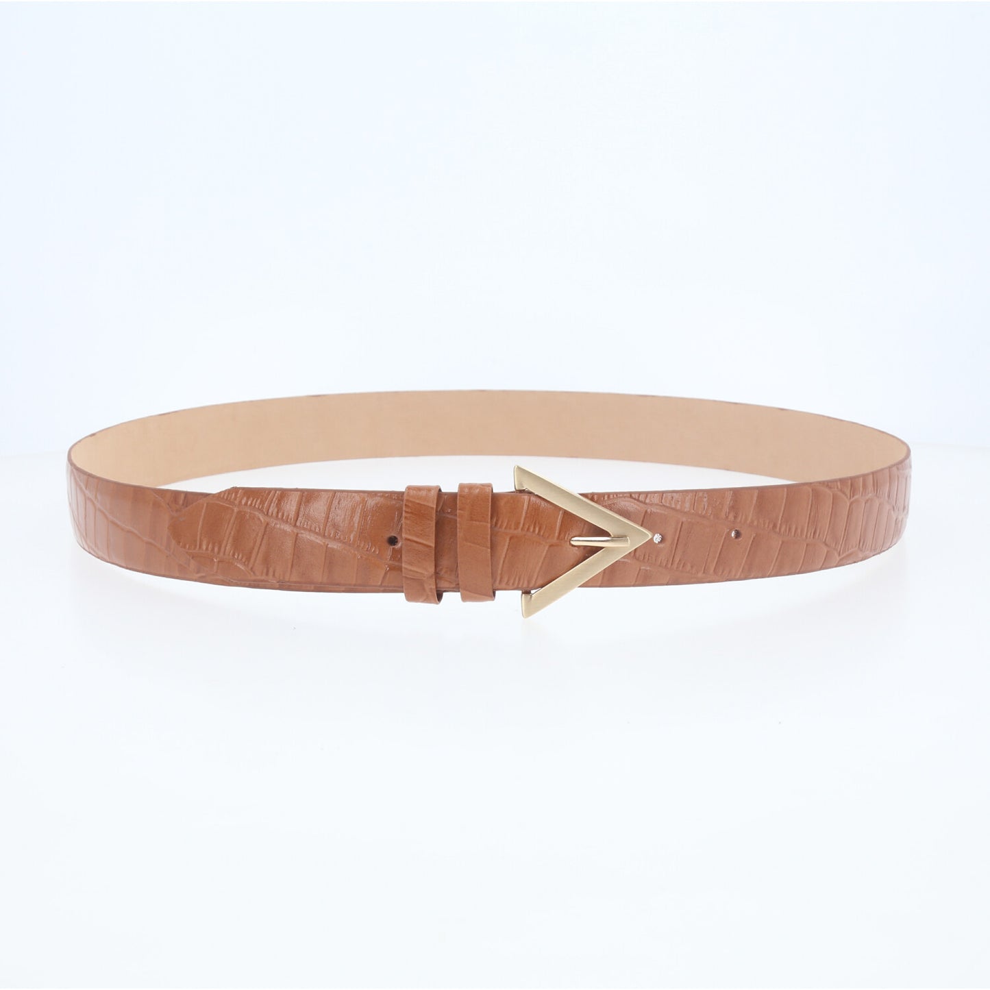 Cinto em Couro Croco com Fivela Triangular Metalizada Caramelo