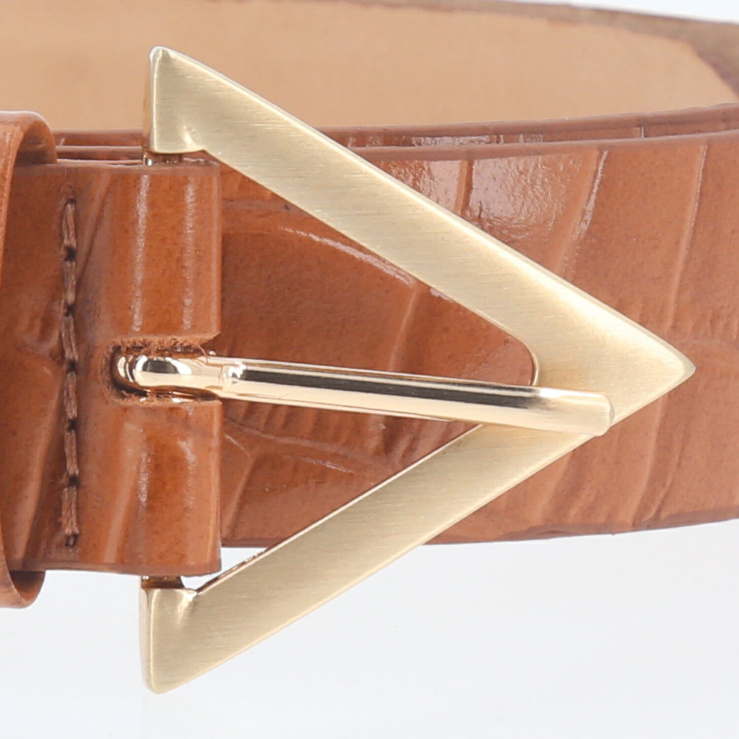Cinto em Couro Croco com Fivela Triangular Metalizada Caramelo