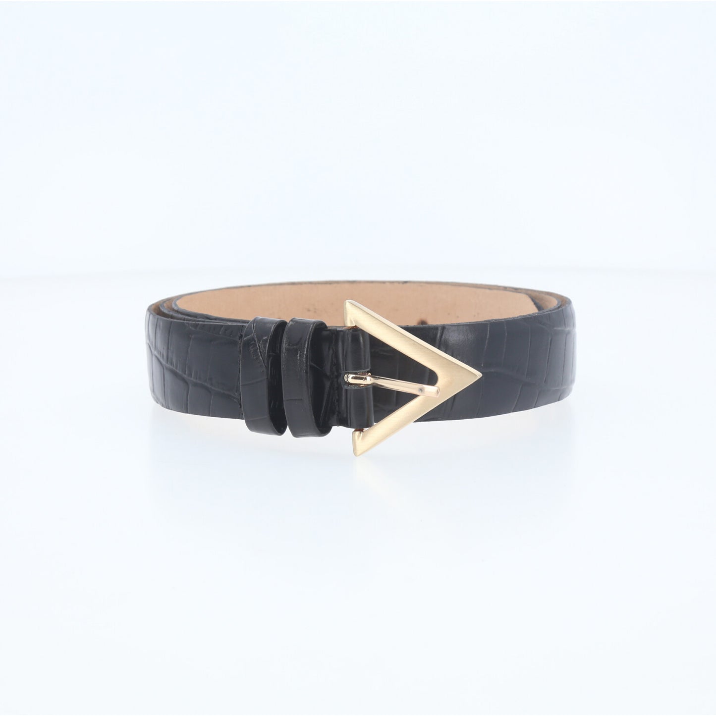Cinto em Couro Croco com Fivela Triangular Metalizada Preto