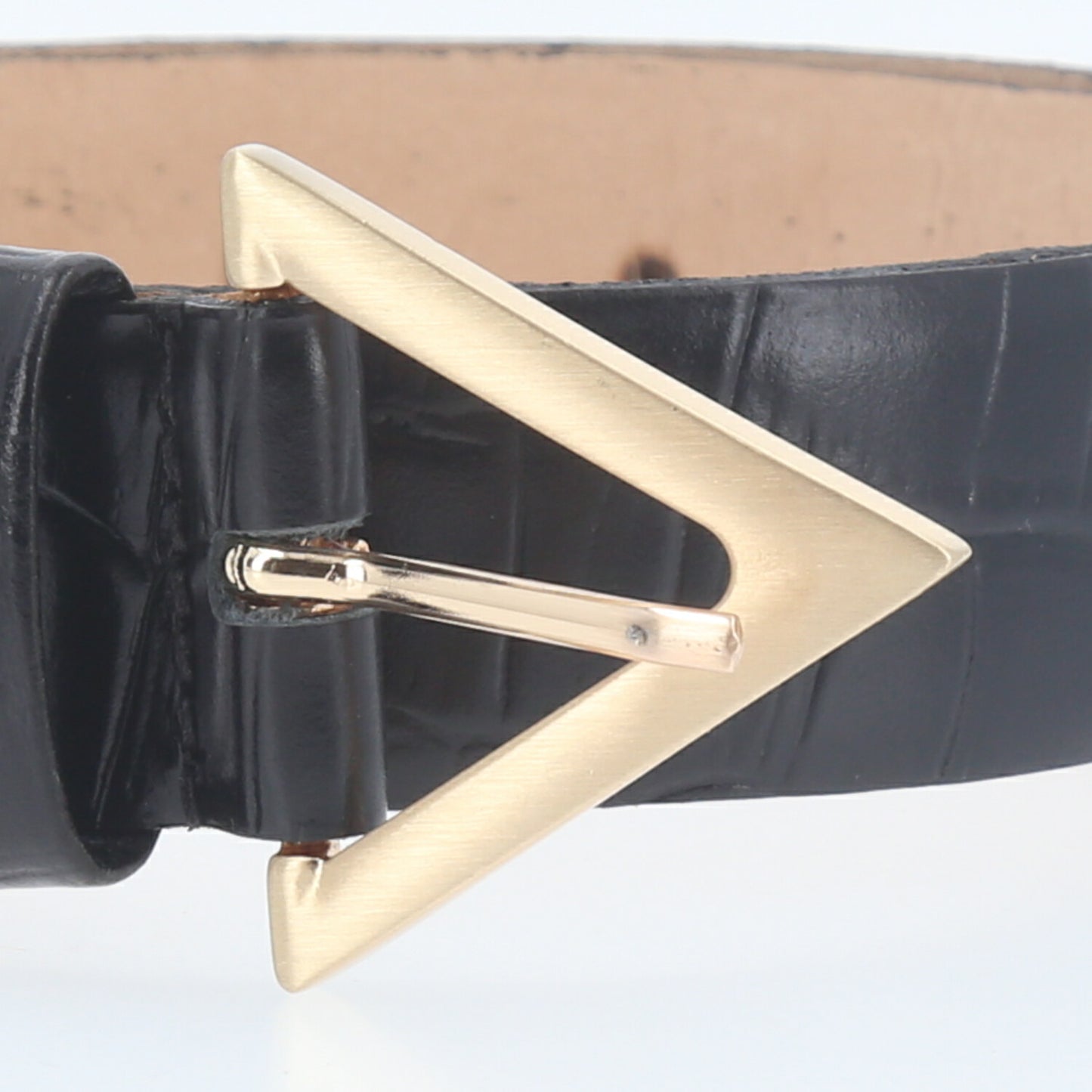 Cinto em Couro Croco com Fivela Triangular Metalizada Preto