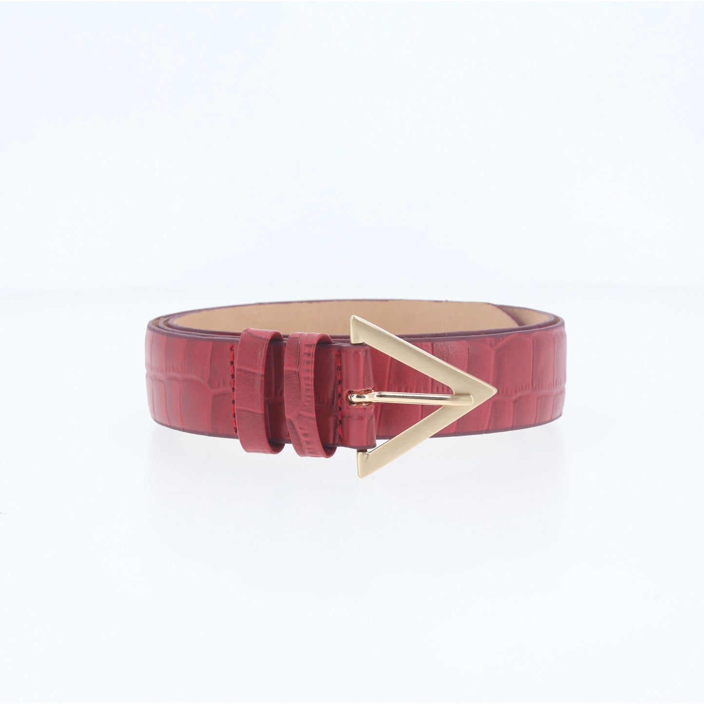 Cinto em Couro Croco com Fivela Triangular Metalizada Vermelho