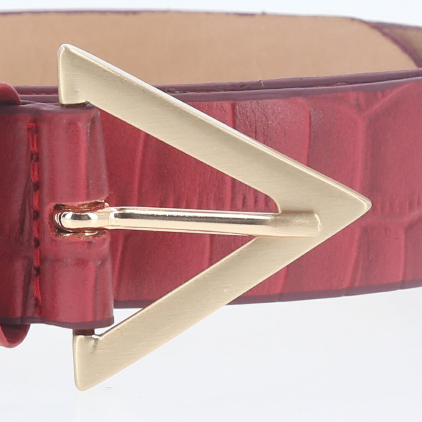 Cinto em Couro Croco com Fivela Triangular Metalizada Vermelho