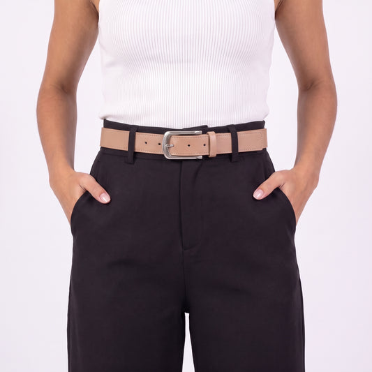 Cinto Feminino em Couro com Fivela Prateada Bege