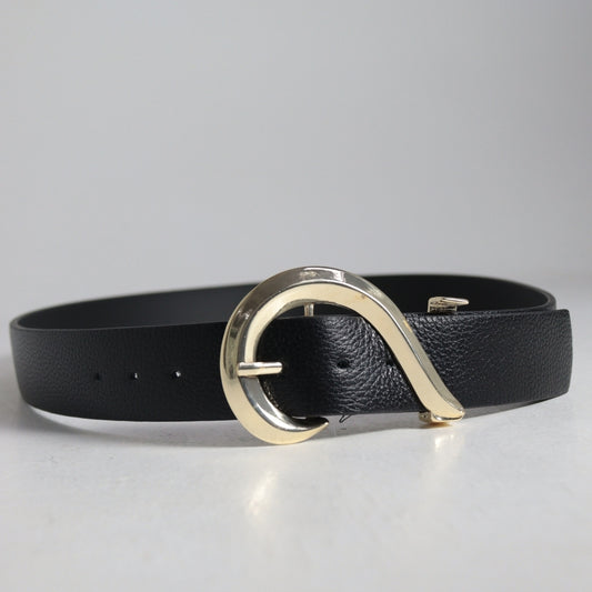 Cinto de Couro com Fivela Curva Metálica Preto