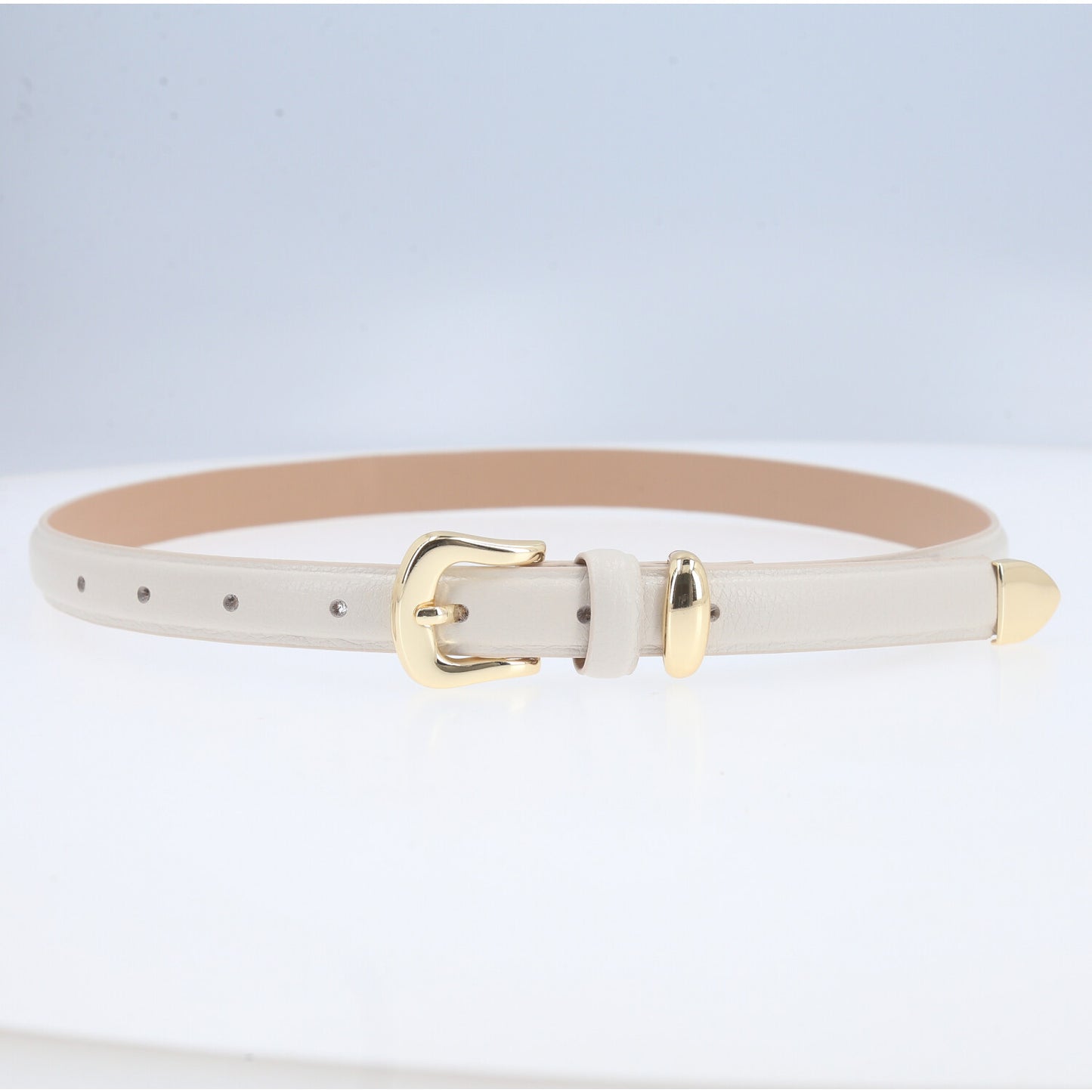 Cinto Feminino de Couro Abaulado com Fivela Dourada Marfim