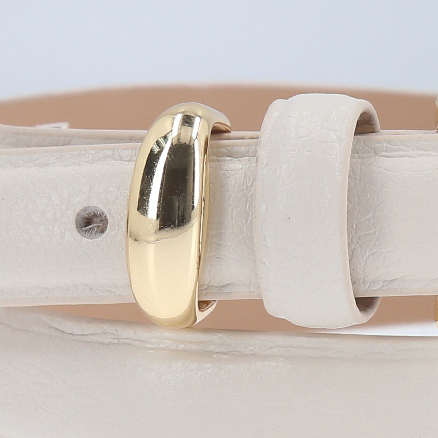 Cinto Feminino de Couro Abaulado com Fivela Dourada Marfim