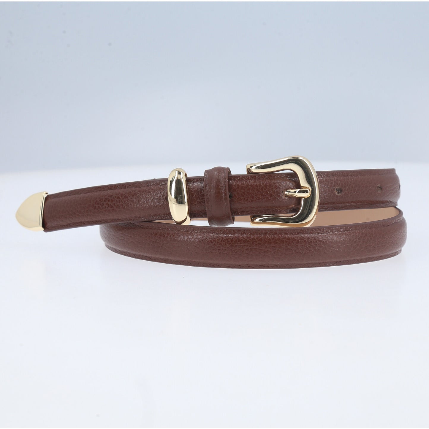 Cinto Feminino de Couro Abaulado com Fivela Dourada Marrom
