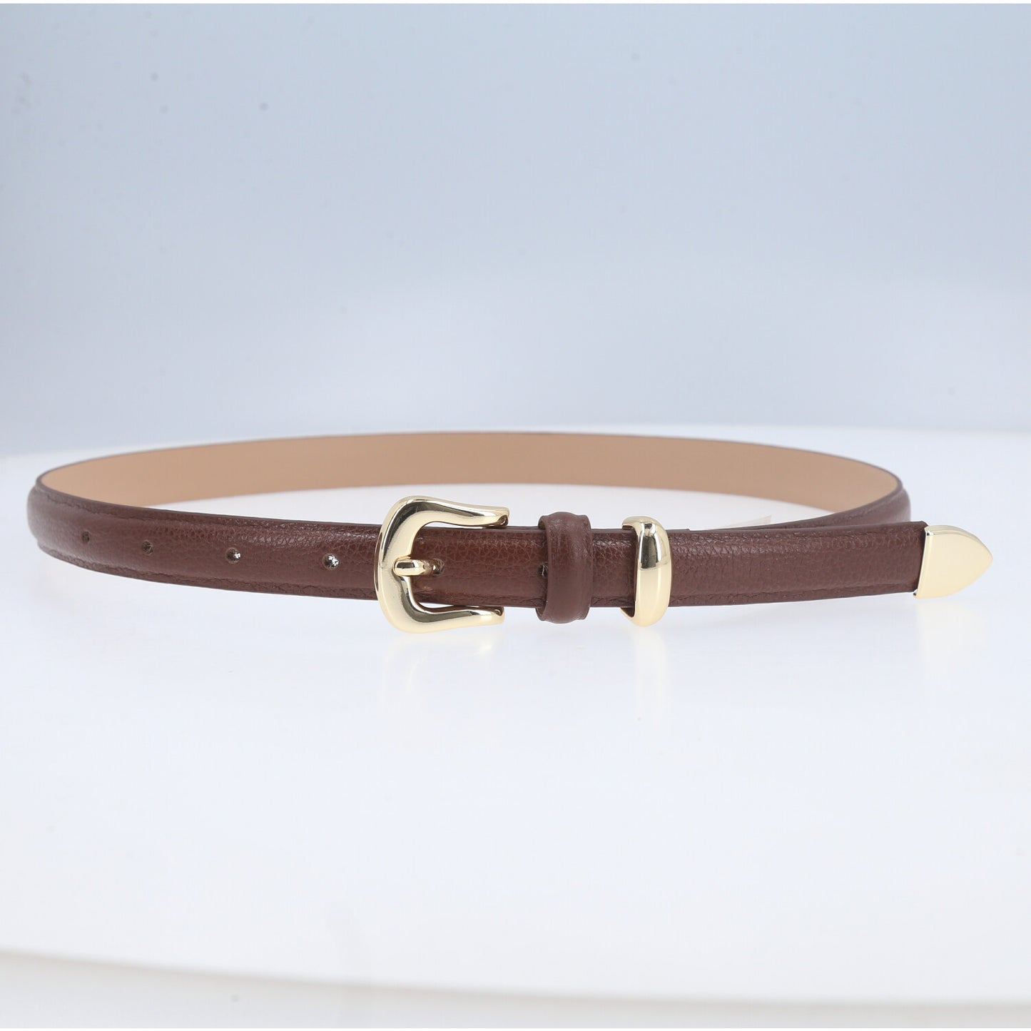 Cinto Feminino de Couro Abaulado com Fivela Dourada Marrom