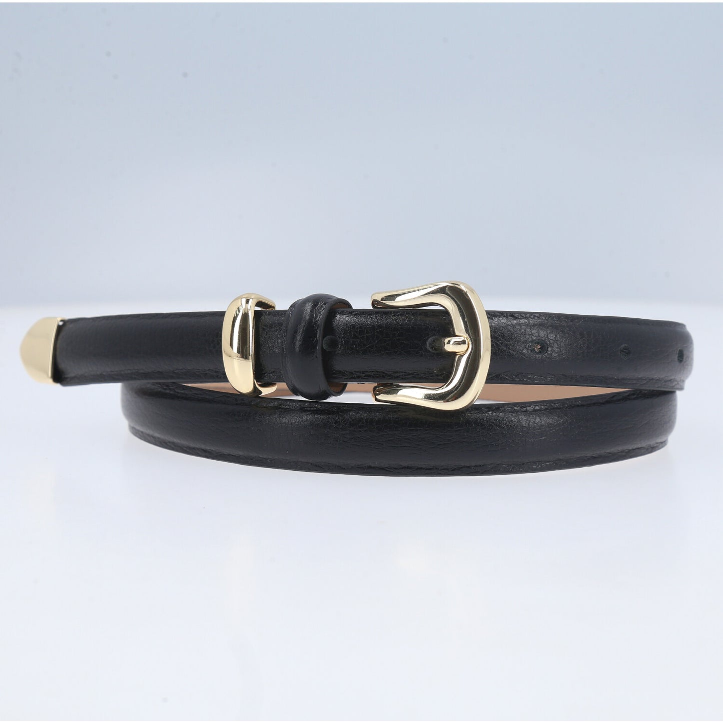 Cinto Feminino de Couro Abaulado com Fivela Dourada Preto