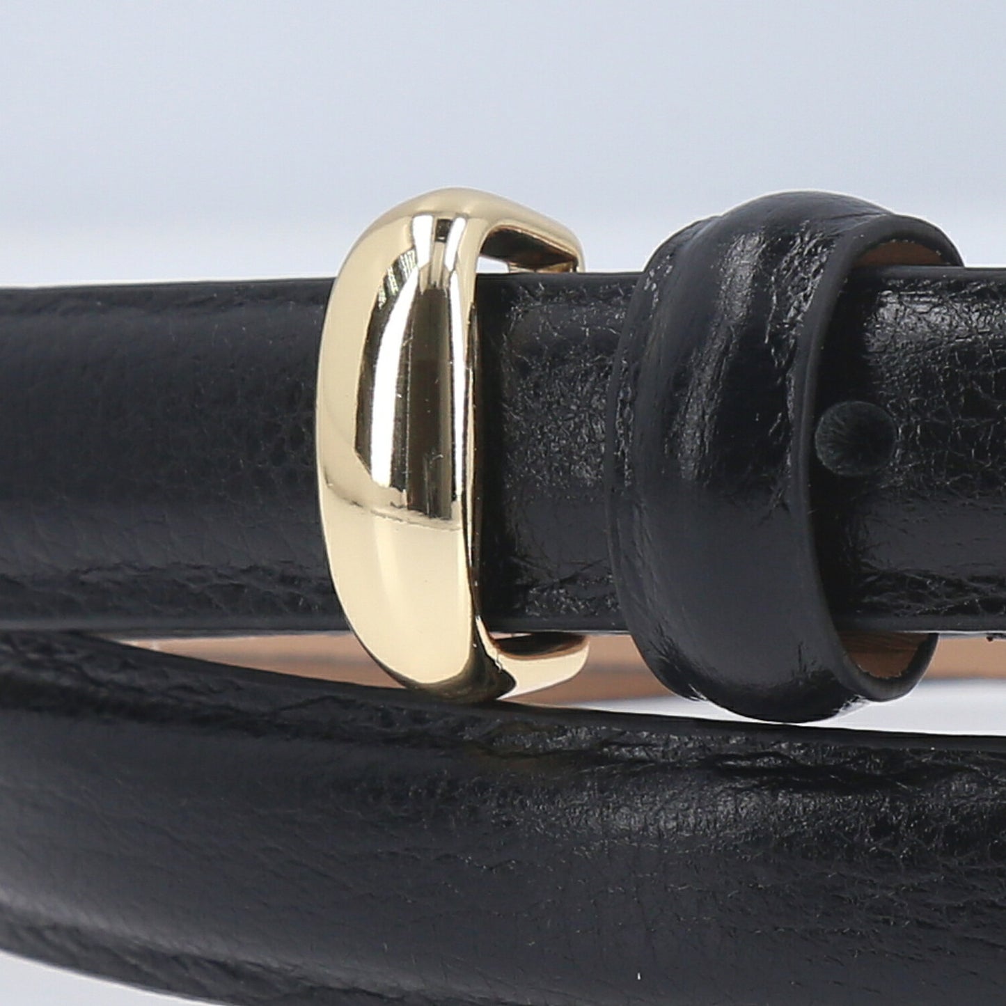 Cinto Feminino de Couro Abaulado com Fivela Dourada Preto