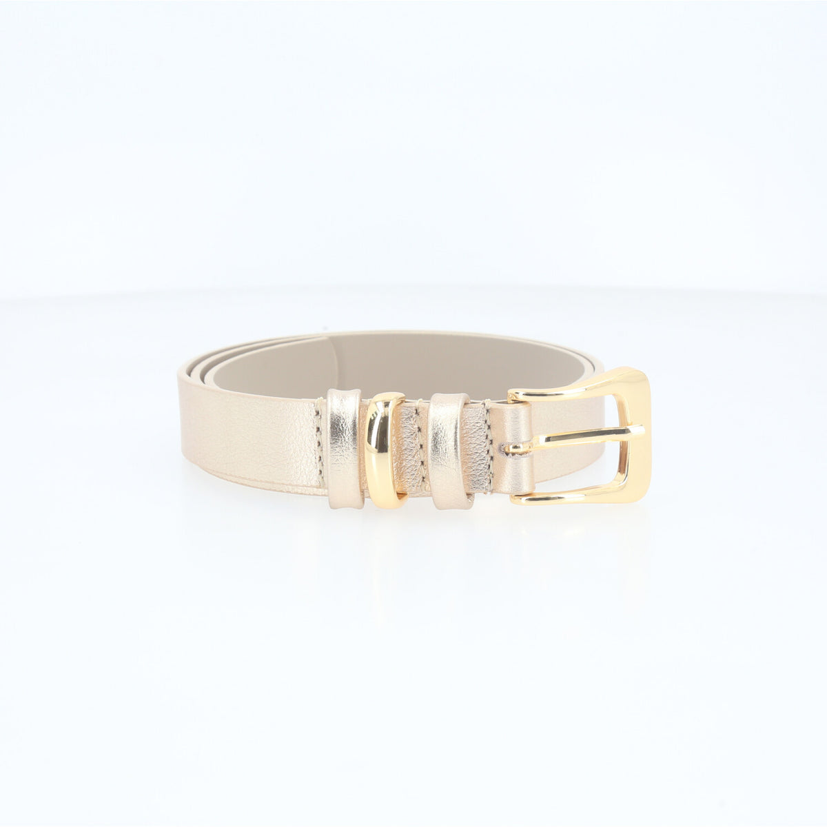 Cinto em Couro com Fivela Metalizada Ouro claro