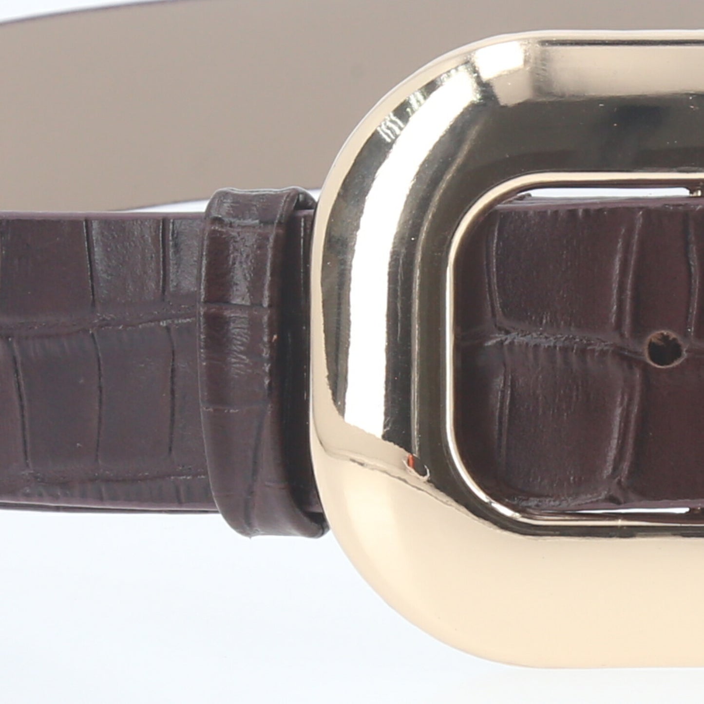 Cinto Feminino em Couro Croco com Fivela Metalizada Dourada Marrom
