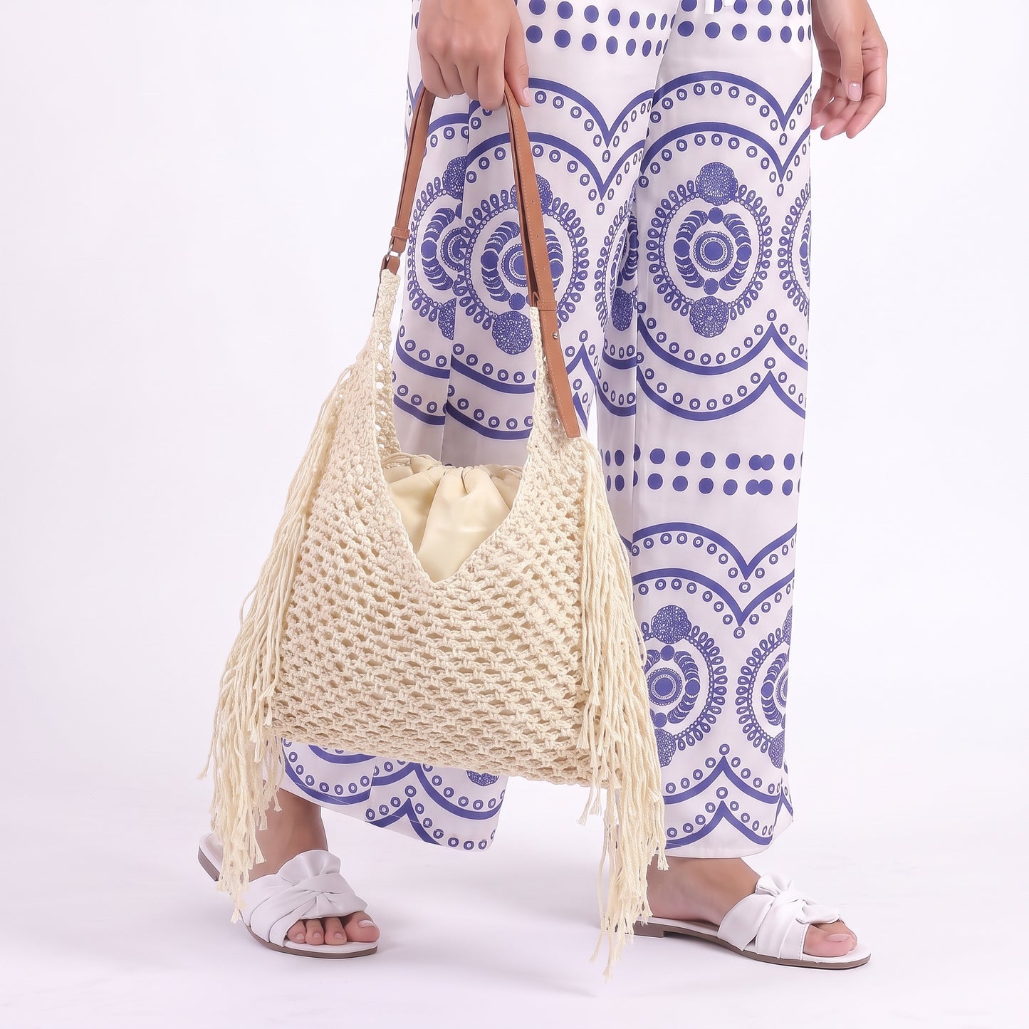 Bolsa Grande em Crochê com Detalhe em Franjas  Marfim