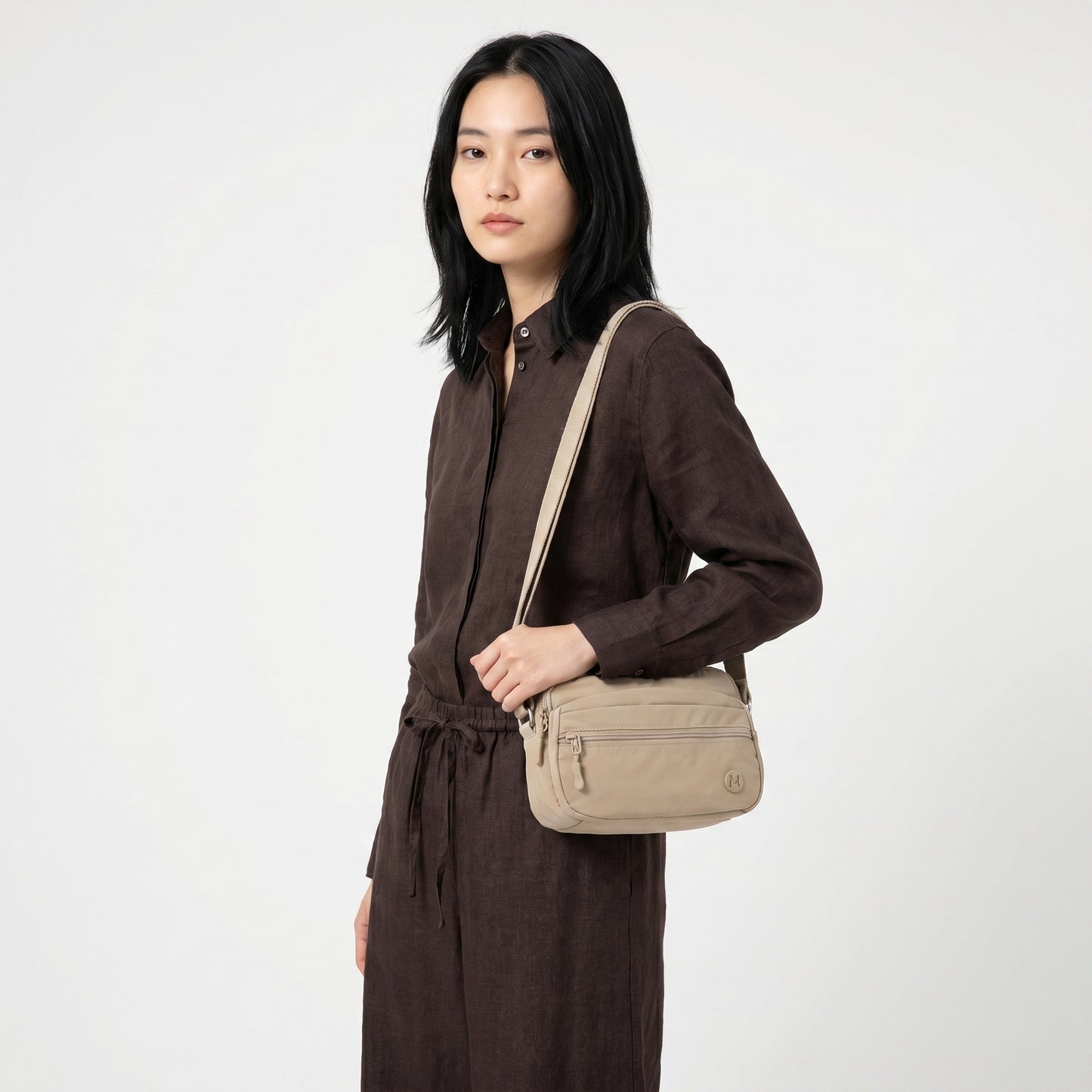 Bolsa Feminina Transversal em Nylon com Alça Regulável Bege