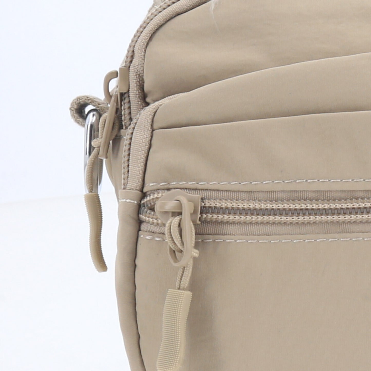 Bolsa Feminina Transversal em Nylon com Alça Regulável Bege