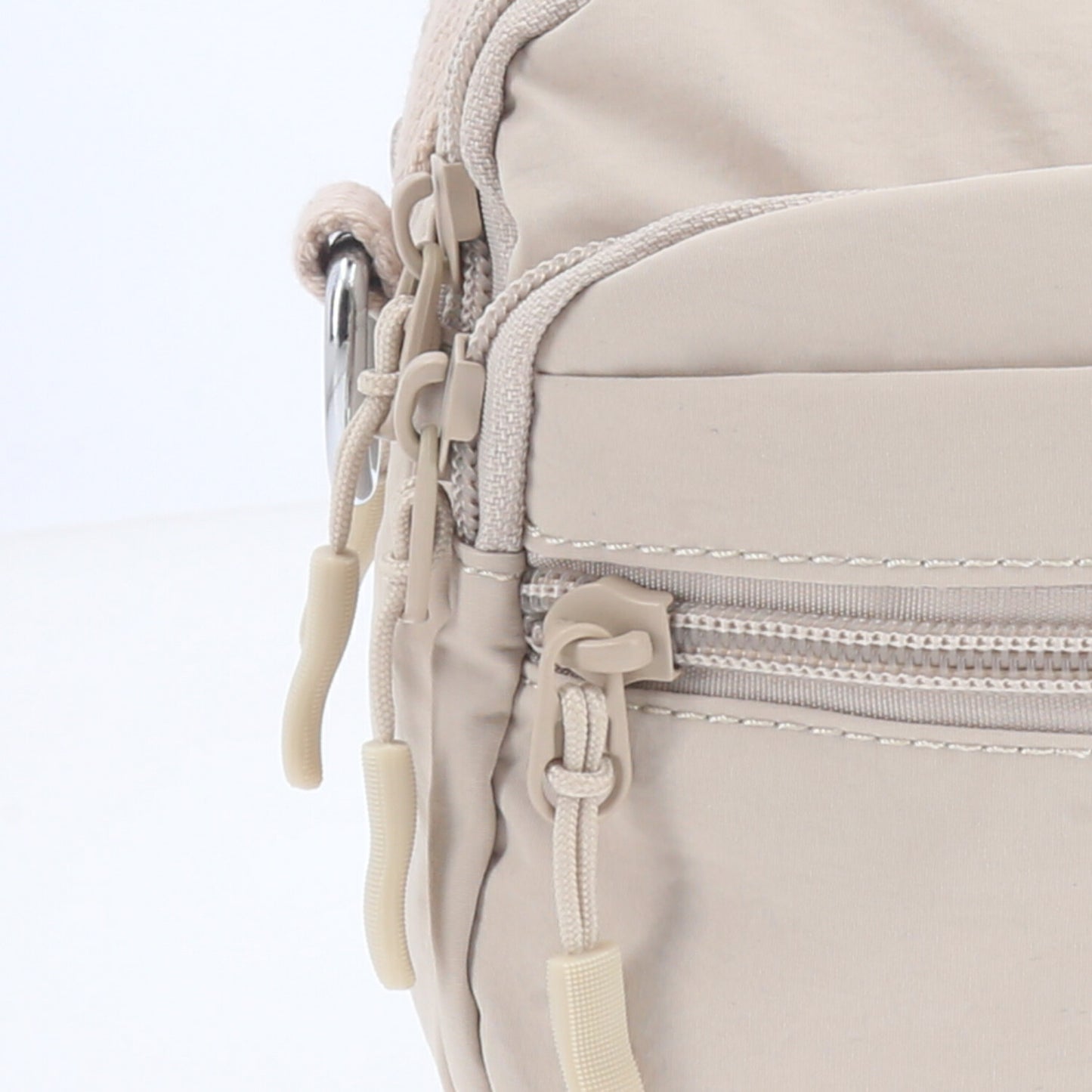 Bolsa Feminina Transversal em Nylon com Alça Regulável Marfim