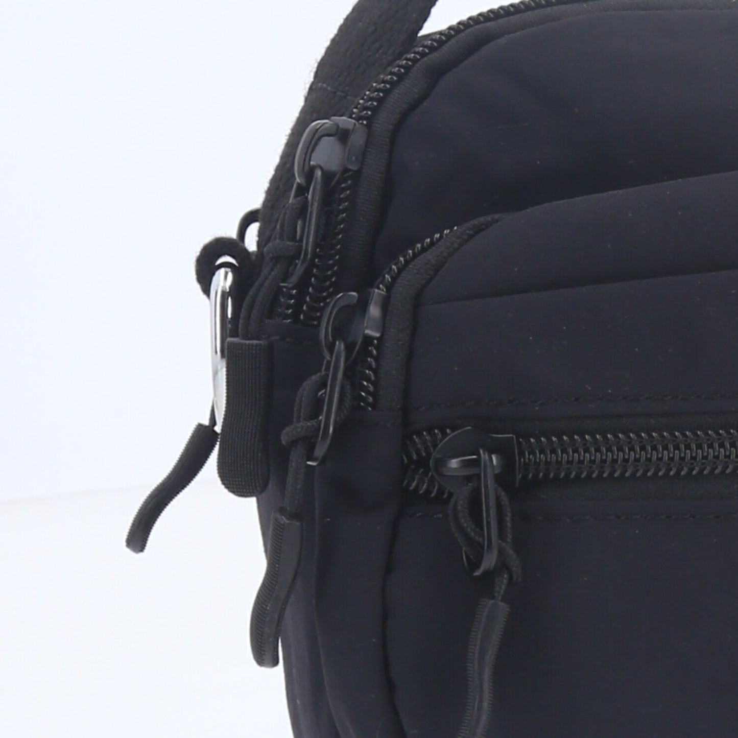 Bolsa Feminina Transversal em Nylon com Alça Regulável Preto